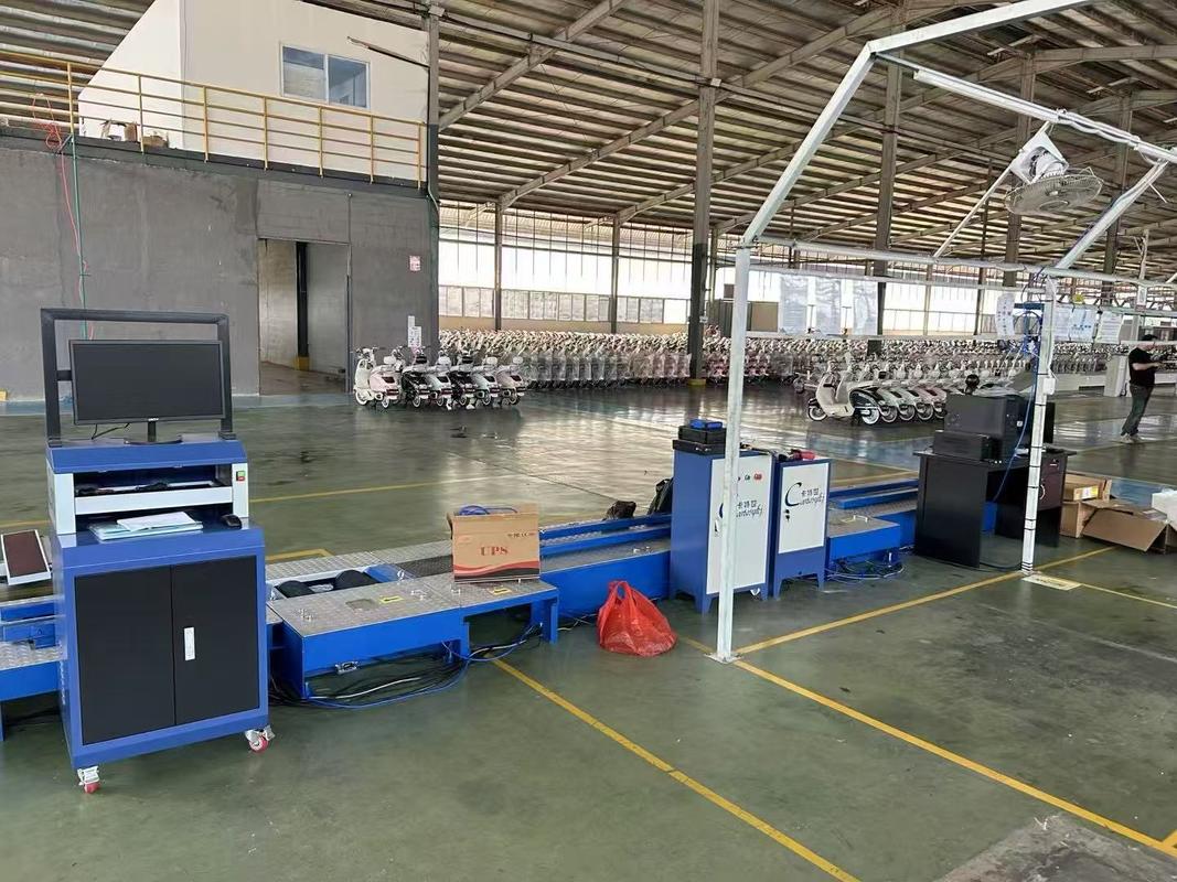 Ligne de contrôle centralisée pour motos à 2 roues comprenant : banc de freinage, mesure de la charge par essieu, contrôle du compteur de vitesse, serrage des roues, contrôle de la géométrie, contrôle des phares, sonomètre