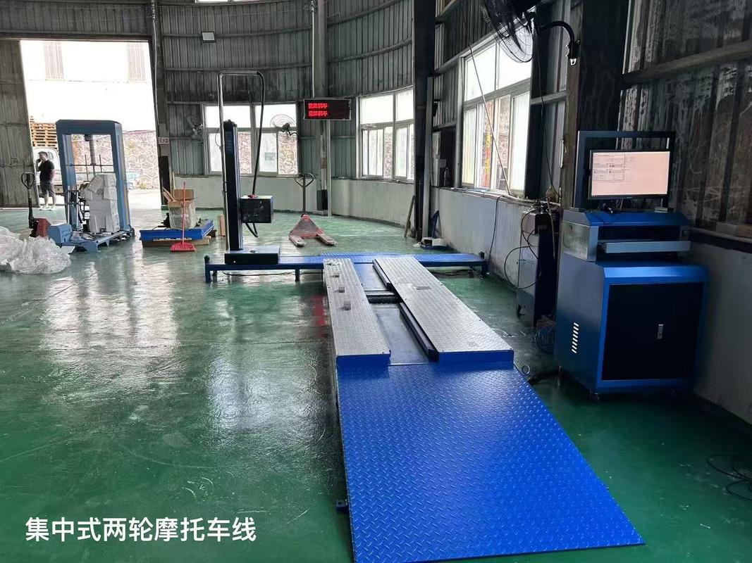 Ligne de contrôle centralisée pour motos à 2 roues comprenant : banc de freinage, mesure de la charge par essieu, contrôle du compteur de vitesse, serrage des roues, contrôle de la géométrie, contrôle des phares, sonomètre