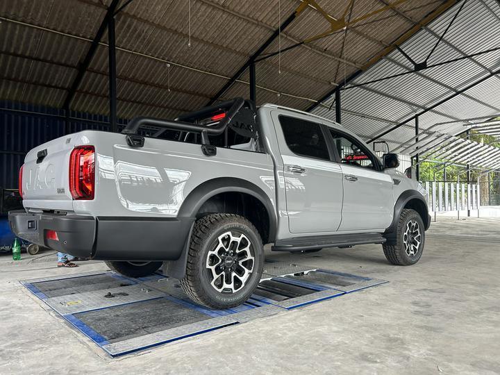 Testeur de freins à rouleaux 5 en 1 avec charge maximale d'essieu de 4000 kg, rouleau de ponçage breveté et ordinateur de contrôle industriel