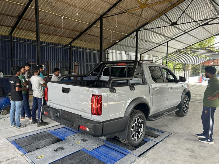 Testeur de freins à rouleaux 5 en 1 avec charge maximale d'essieu de 4000 kg, rouleau de ponçage breveté et ordinateur de contrôle industriel