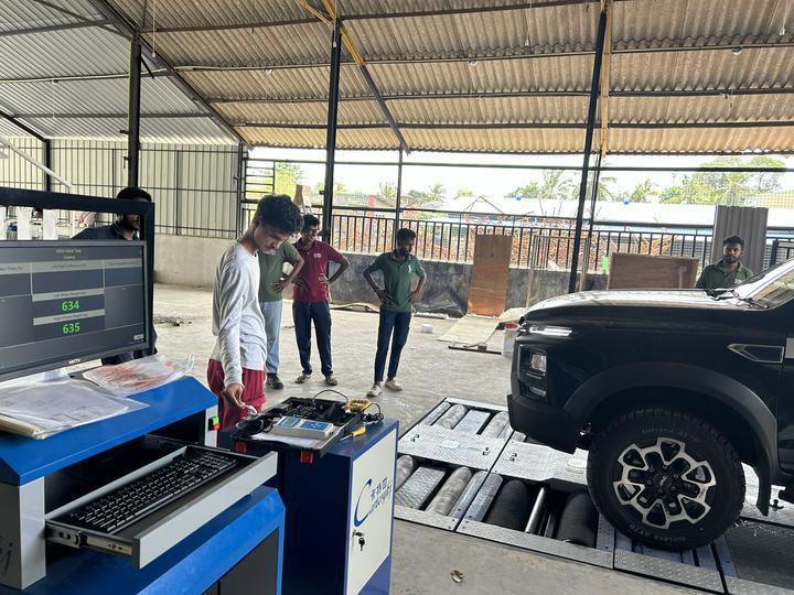 Testeur de freins à rouleaux 5 en 1 avec charge maximale d'essieu de 4000 kg, rouleau de ponçage breveté et ordinateur de contrôle industriel