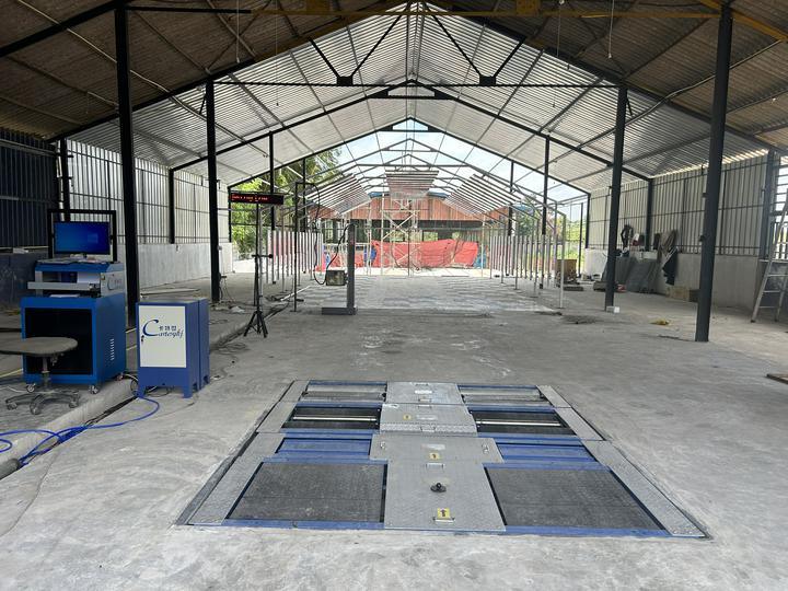 Testeur de freinage à rouleaux 5 en 1 avec charge maximale sur l'essieu de 4000 kg, glissement latéral à double plaque et ordinateur de contrôle industriel pour la ligne d'essai du véhicule