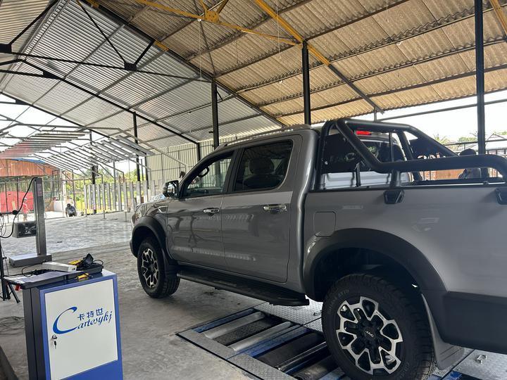 Testeur de freins à rouleaux 5 en 1 avec charge maximale d'essieu de 4000 kg, rouleau de ponçage breveté et ordinateur de contrôle industriel