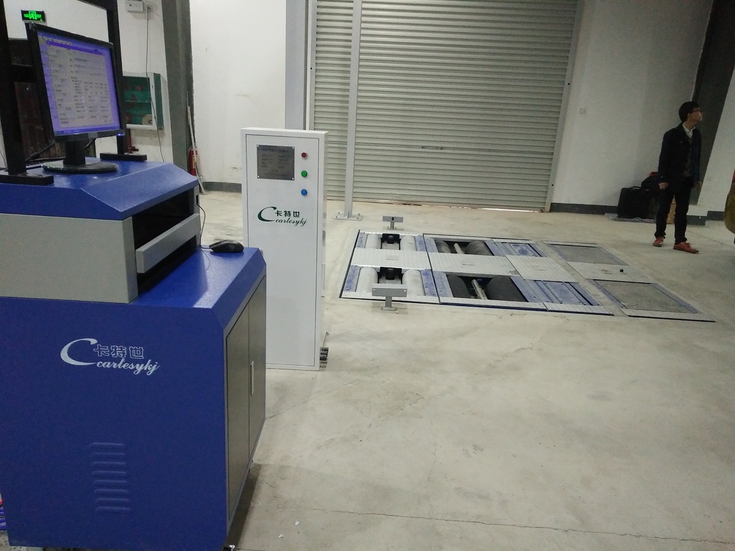 Testeur de freinage à rouleaux 5 en 1 avec charge maximale sur l'essieu de 4000 kg, glissement latéral à double plaque et ordinateur de contrôle industriel pour la ligne d'essai du véhicule