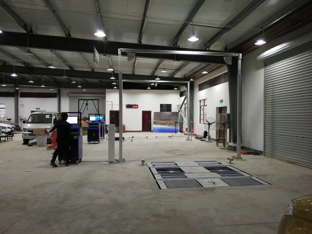 Testeur de freinage à rouleaux 5 en 1 avec charge maximale sur l'essieu de 4000 kg, glissement latéral à double plaque et ordinateur de contrôle industriel pour la ligne d'essai du véhicule