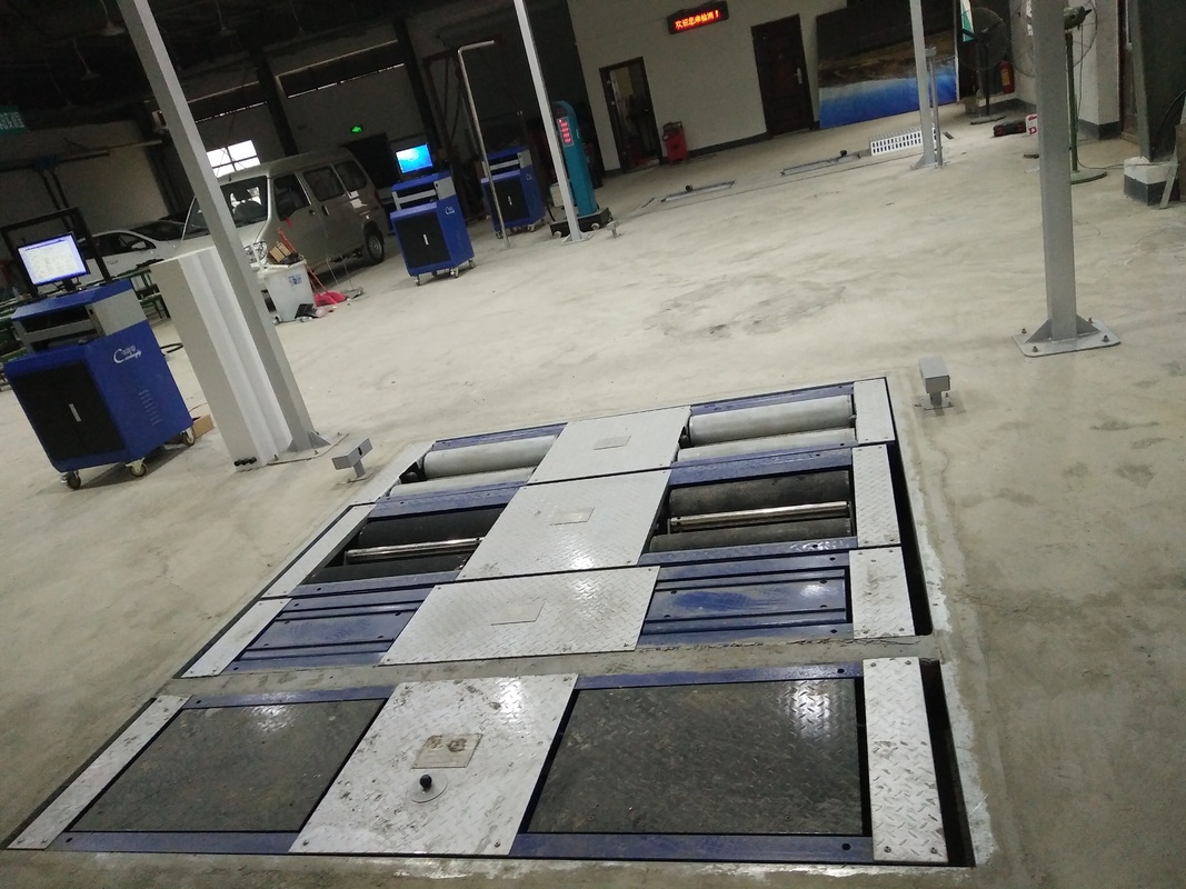 Testeur de freinage à rouleaux 5 en 1 avec charge maximale sur l'essieu de 4000 kg, glissement latéral à double plaque et ordinateur de contrôle industriel pour la ligne d'essai du véhicule